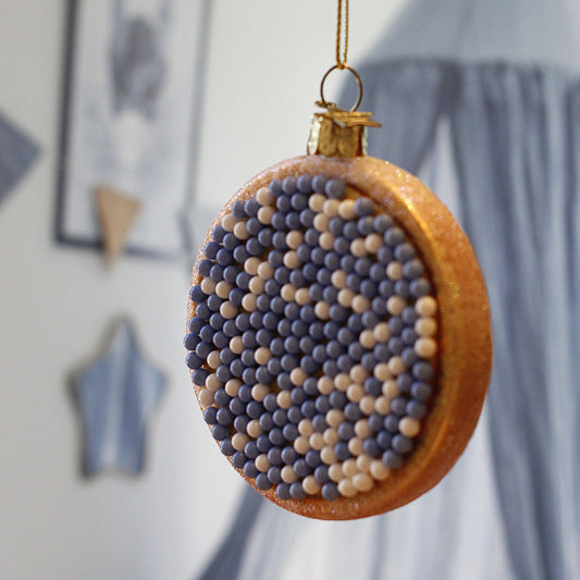 Kerstbal geboorte jongen beschuit met meisjes